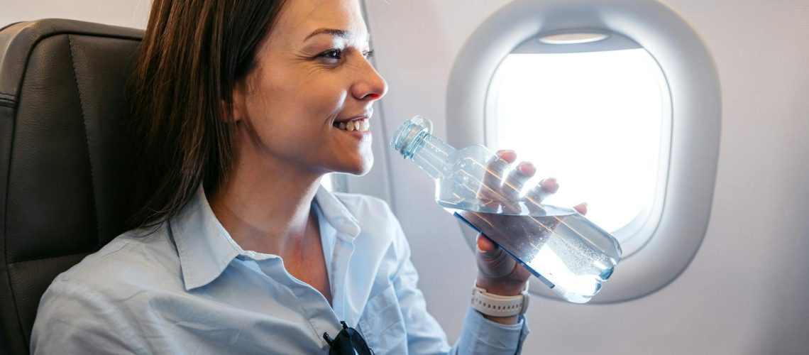 Déshydratation en avion : les bons gestes à adopter
